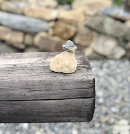象征简洁的石头